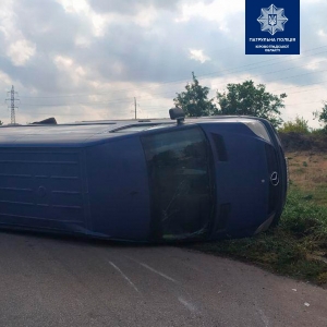 На Кіровоградщині через маневри Nissan перекинувся Mercedes-Benz (ФОТО)