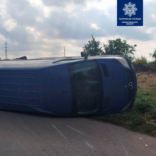 На Кіровоградщині через маневри Nissan перекинувся Mercedes-Benz (ФОТО)