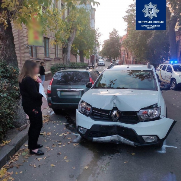 У Кропивницькому водійка іномарки протаранила електроопору та інше авто (ФОТО)