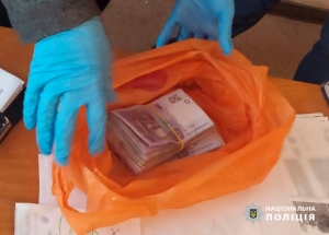 На Кіровоградщині затримали чоловіка, що намагався підкупити підполковника поліції 56 тисячами гривень (ФОТО)