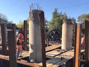 До сучасних стандартів: під Кропивницьким реставрують аварійний міст (ФОТО)