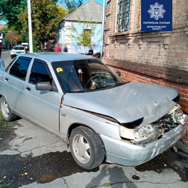 У Кропивницькому авто після зіткнення протаранило пошивочну одягу для священників (ФОТО)