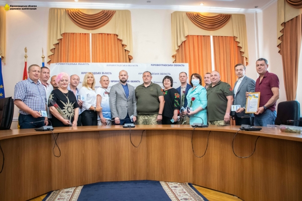 Кіровоградщина: Голова ОДА, очільники РДА та волонтери отримали медалі «За відродження України»