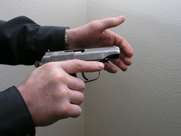 У Кропивницькому затримали неадекватного озброєного чоловіка (ФОТО)