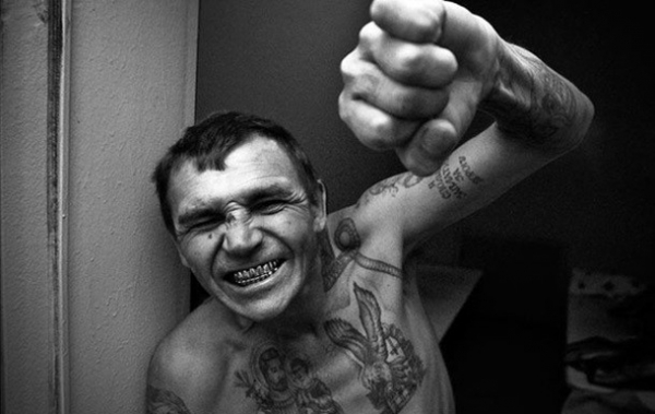 Безвідмовна схема: кримінальний авторитет терирозував на Кіровоградщині ув’язнених СІЗО (ФОТО)