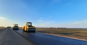 На дорозі Кропивницький-Кривий Ріг уклали вирівнюючий ЩМА, влаштовують з’їзди та лотки водовідведення (ФОТО)